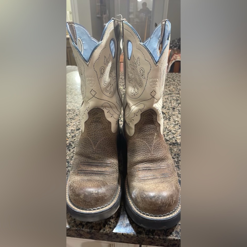 Ladies Ariat cowboy boots